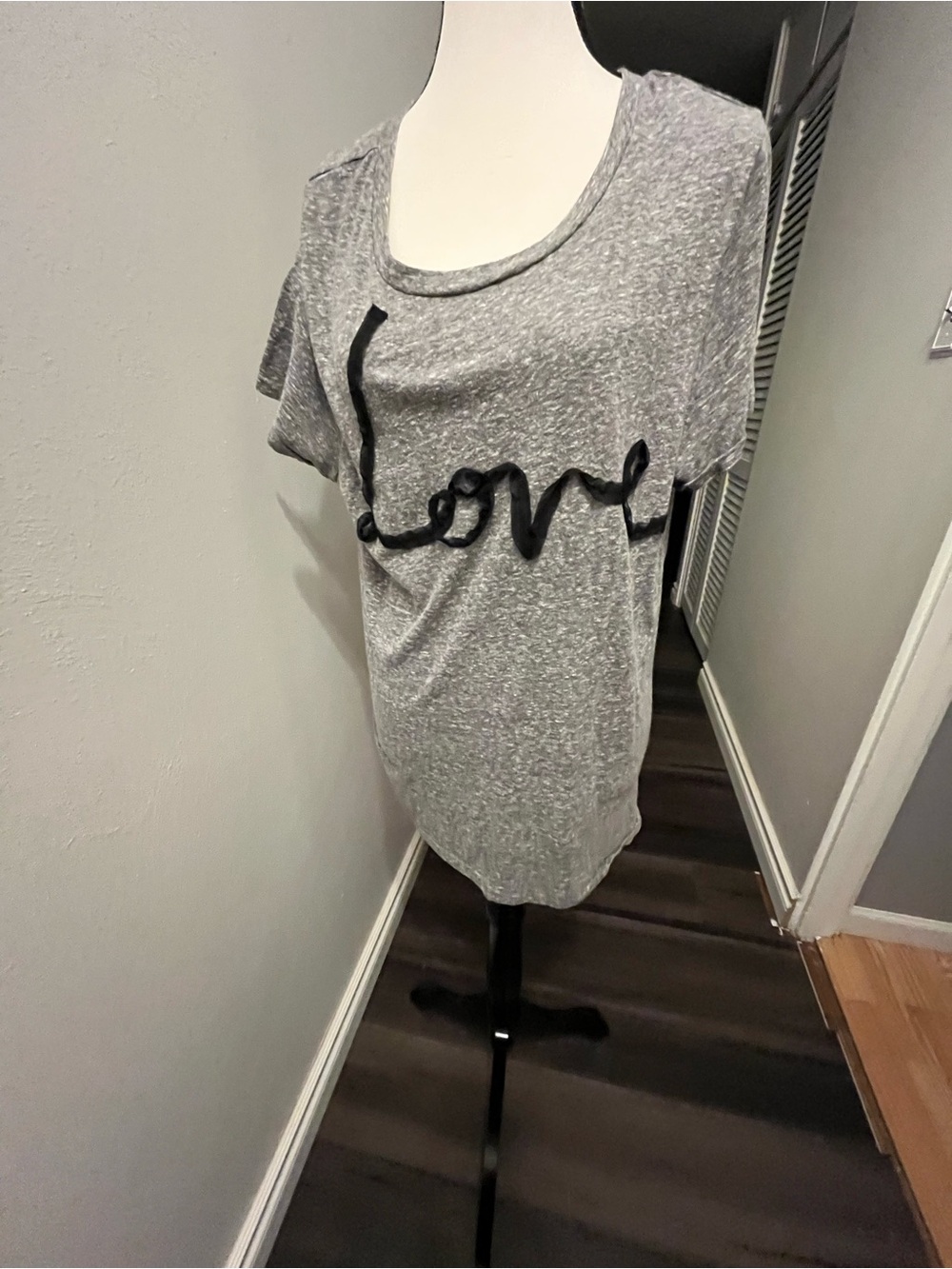 American Eagle Outfitters Gray Short Sleeve 'Love' Scoop Neck Tee